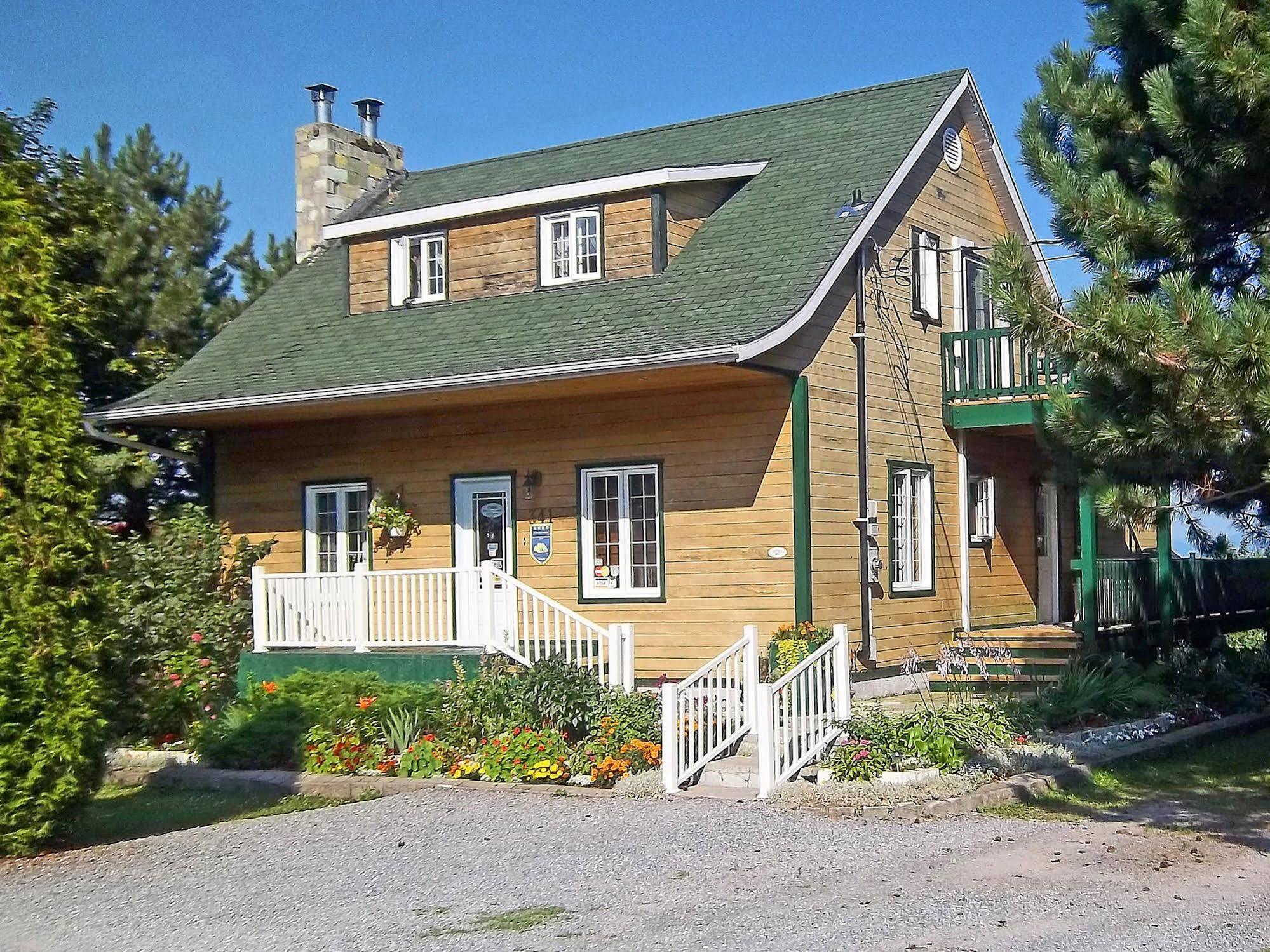Gite La Halte Du Verger Bed And Breakfast Riviere-du-Loup Exterior photo